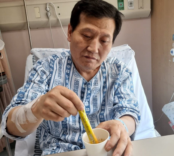 커피믹스 마시는 생환 광부 박정하 씨