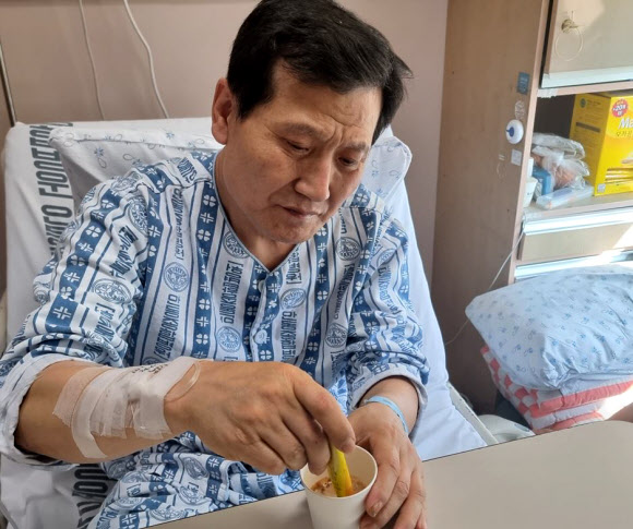 커피믹스 마시는 생환 광부 박정하 씨