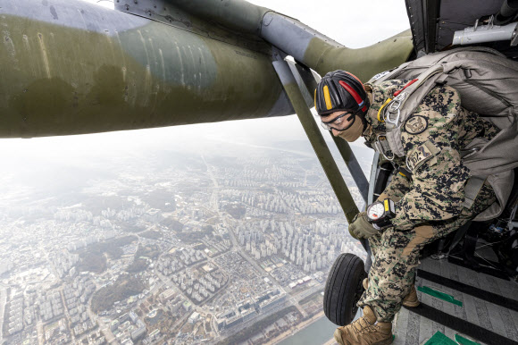 경기도 하남시 특전사 고공훈련장에서 열린 ‘제44회 특수전사령관배 고공강하 경연대회’에 참가한 선수가 정밀강하를 하고 있다. 2022.11.8  국방일보 제공