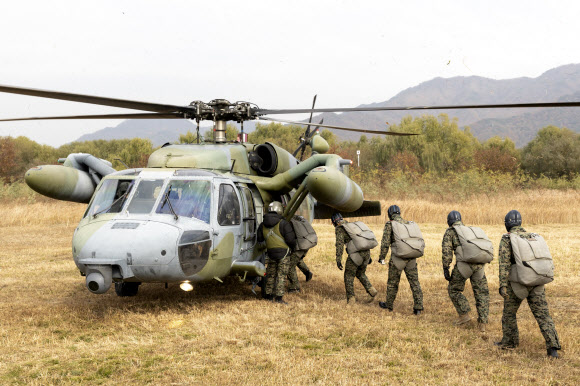 경기도 하남시 특전사 고공훈련장에서 열린 ‘제44회 특수전사령관배 고공강하 경연대회’에 참가한 장병들이 UH-60 헬기에 탑승하고 있다. 2022.11.8  국방일보 제공