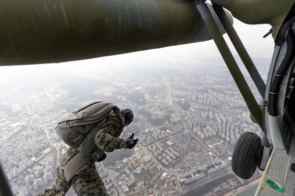 경기도 하남시 특전사 고공훈련장에서 열린 ‘제44회 특수전사령관배 고공강하 경연대회’에 참가한 선수가 하늘을 활공하고 있다. 2022.11.8  국방일보 제공
