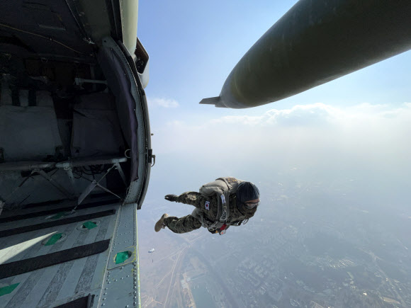 경기도 하남시 특전사 고공훈련장에서 열린 ‘제44회 특수전사령관배 고공강하 경연대회’에 참가한 장병이 UH-60 헬기에서 강하하고 있다. 2022.11.8  국방일보 제공