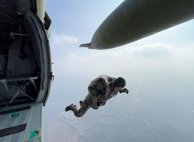 8일 경기 하남시 특전사 고공강하 훈련장에서 열린 특수전사령관배 고공강하 경연대회에 참가한 특수전사령부 대원이 착륙지점을 향해 정밀강하 하고 있다.  정밀강하는 4000피트 상공에서 낙하해 지름 2cm중앙지점에서 1cm 멀어질때마다 1점씩 감점되는 방식으로 점수를 측정하는 대회다. 2022.11.8 특수전사령부 제공