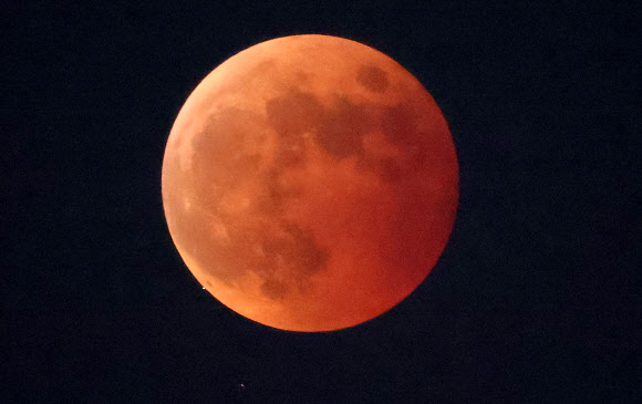 개기월식과 천왕성 엄폐 동시 발생