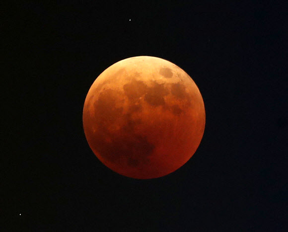 개기월식…붉게 변한 달