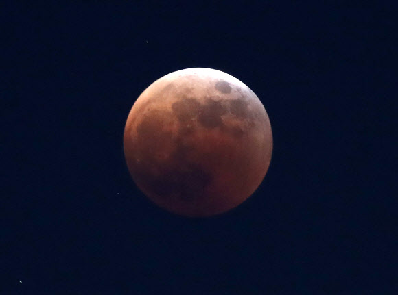 지구 그림자 속으로