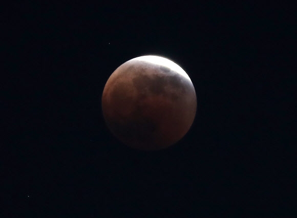 [포토] 개기월식…붉게 변한 달