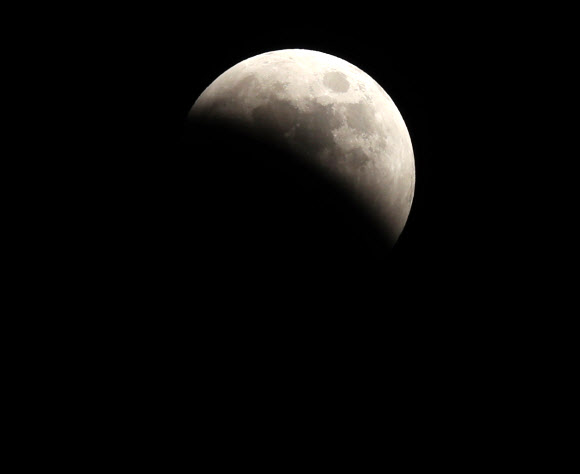 지구 그림자에 가려지는 달