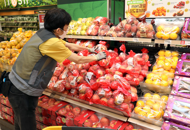 이마트는 지난 10월 중순부터 감홍 사과를 비롯한 햇사과 3종을 판매하고 있다. 이마트 제공