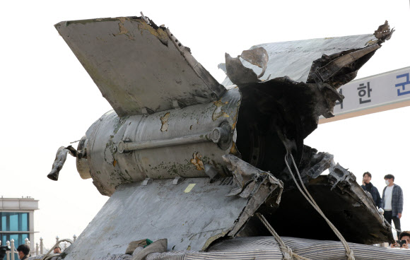 군, 북 미사일 추정 잔해물 공개