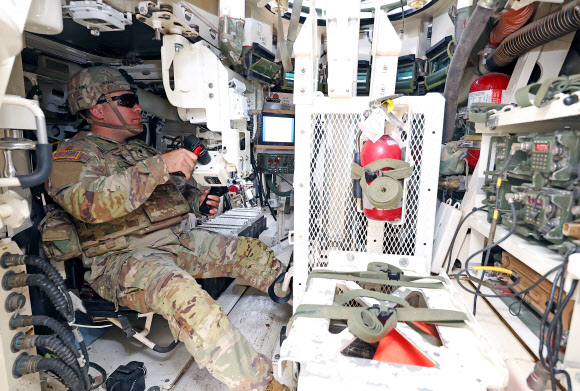 대전차 미사일 탑재 스트라이커 장갑차 내부 모습