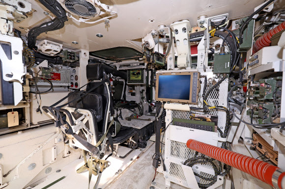 스트라이커 장갑차 내부