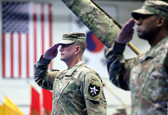 국기에 경례하는 채드 로어먼 대령