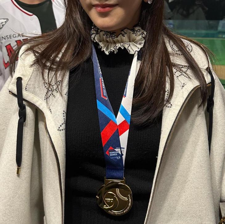 정용진 신세계그룹 부회장이 와이프 한지희와 프로야구단 SSG랜더스의 2022 KBO 한국시리즈 우승을 기뻐했다. 인스타그램 캡처