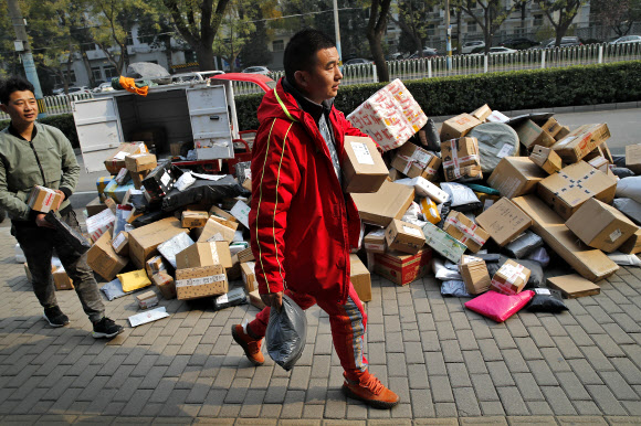 2020년 11월 11일 중국 최대 쇼핑 축제 솽스이(광군제)를 맞아 베이징의 한 아파트 단지 앞에 택배 박스들이 즐비하게 쌓여 있다. 서울신문 DB