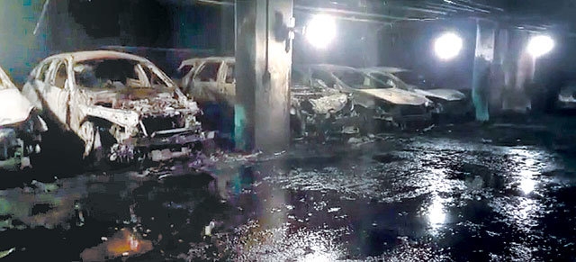 지난해 8월 불이 나 벤츠 등 차량 677대가 피해를 입었던 충남 천안시 불당동 모 아파트 지하주차장의 당시 처참한 모습. 뉴스1 