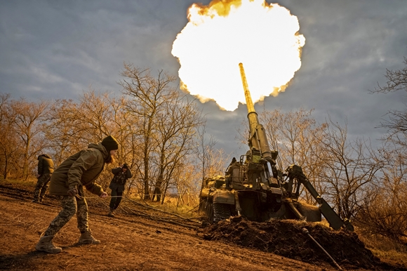 9일(현지시간) 우크라이나 군인들이 남부 헤르손 최전선에서 자주포를 발사하고 있다. 2022.11.10  로이터 연합뉴스