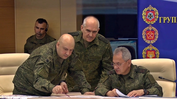 8일(현지시간) 세르게이 쇼이구 러시아 국방장관(오른쪽)이 우크라이나 지역 합동군 총사령관인 세르게이 수로비킨(왼쪽)에게 전황 보고를 받고 있다. 2022.11.9  EPA 연합뉴스/러시아 국방부