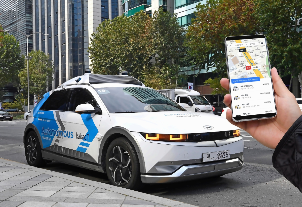 카카오모빌리티의 카카오T 앱을 활용해 현대자동차의 자율주행차인 아이오닉5 로보라이드 차량을 호출하는 모습. 카카오모빌리티 제공