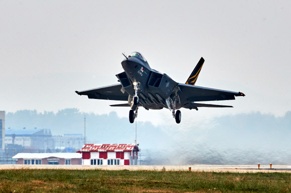 방위사업청은 10일 한국형전투기(KF-21, 보라매) 시제 2호기가 최초비행에 성공했다고 밝혔다. 사진은 비행하는 KF-21 시제2호기. 2022.11.10  방위사업청 제공