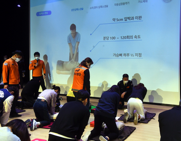 한성대학교는 10일? 전 구성원을 대상으로 교내 낙산관 대강당에서 심폐소생술(CPR)과 자동제세동기(AED) 교육을 진행하고 있다.2022.11.10안주영 전문기자