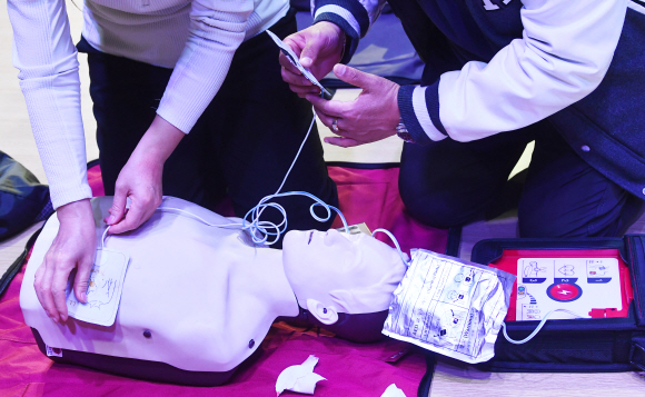 한성대학교는 10일? 전 구성원을 대상으로 교내 낙산관 대강당에서 심폐소생술(CPR)과 자동제세동기(AED) 교육을 진행하고 있다.2022.11.10안주영 전문기자