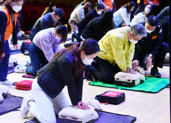 한성대학교는 10일? 전 구성원을 대상으로 교내 낙산관 대강당에서 심폐소생술(CPR)과 자동제세동기(AED) 교육을 진행하고 있다.2022.11.10안주영 전문기자