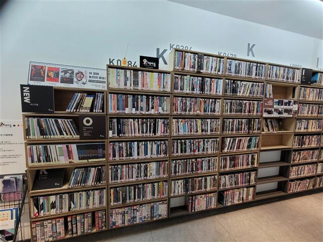 서울 지하철 3호선과 4호선 환승역인 충무로역 지하 1층에 마련된 영상센터 및 갤러리 ‘오!재미동’. 각종 DVD와 영화 원작 책이 비치돼 있고 이를 볼 수 있는 공간도 있다.