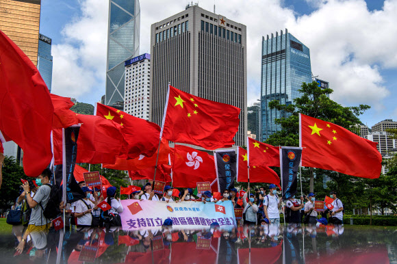 중국 정부가 홍콩국가보안법을 통과시킨 2020년 6월 홍콩에서 친중 성향 시민들이 중국의 개입을 환영하는 집회를 갖고 있다. 서울신문 DB