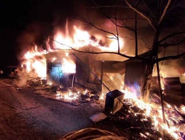 봉화군 소천면 한 단독주택에서 화재가 발생해 불에 타고 있다. 뉴시스