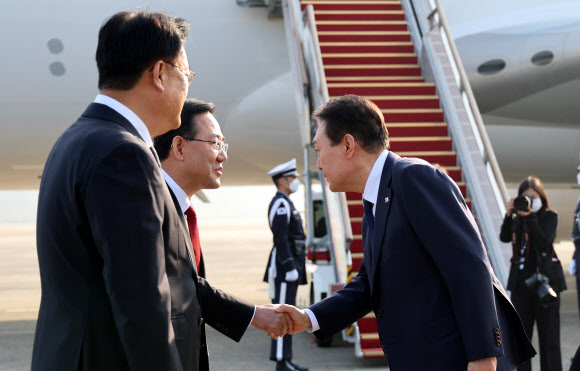 주호영 원내대표와 인사하는 윤석열 대통령