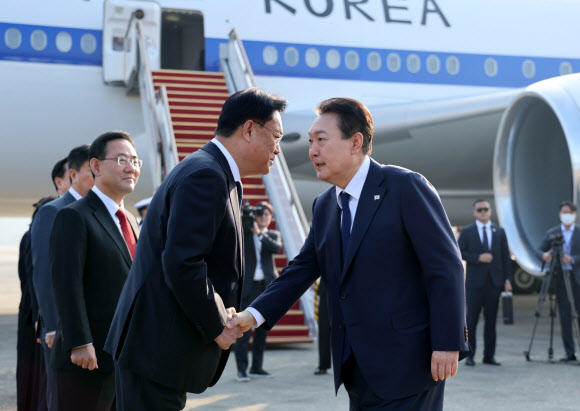 환송인사들과 악수하는 윤석열 대통령