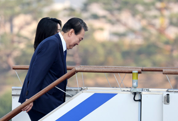 공군1호기 탑승하는 윤석열 대통령 내외