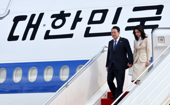 윤석열 대통령 내외, 캄보디아 프놈펜 도착