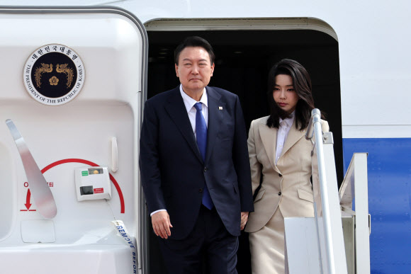 윤석열 대통령 내외, 캄보디아 프놈펜 도착