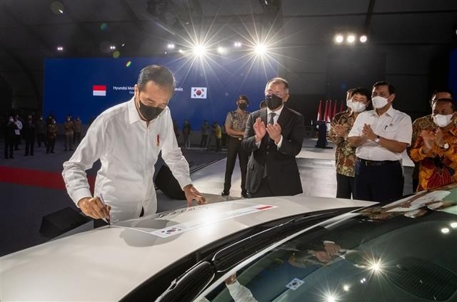 현대자동차 인도네시아 공장 준공식에서 조코 위도도(왼쪽 첫 번째) 인도네시아 대통령이 현대자동차의 전용 전기차 ‘아이오닉5’ 위에 서명을 하고 있다. 정의선(두 번째) 현대차그룹 회장이 옆에서 박수를 치고 있다. 현대차 제공