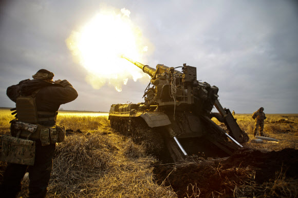10일(현지시간) 우크라이나 도네츠크 지역 바흐무트 인근에서 자주포를 발사하고 있다. AP 연합뉴스