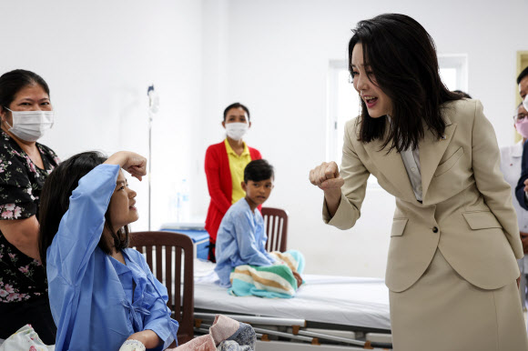 김건희(오른쪽) 여사가 11일 캄보디아 프놈펜에 위치한 앙두엉 병원을 방문해 입원중인 어린이 환자와 인사를 나누고 있다. 연합뉴스