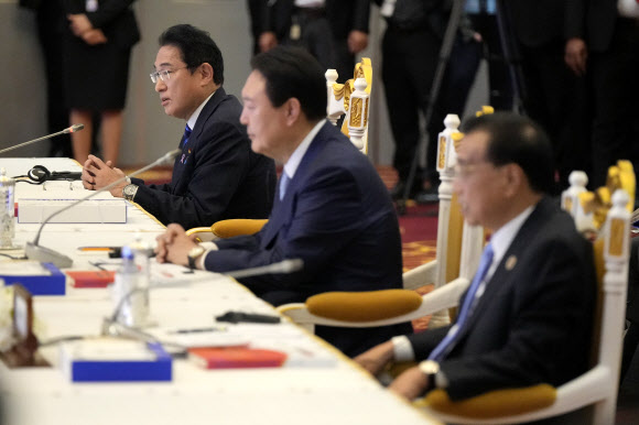 From left to right; Japan‘s Prime Minister Fumio Kishida, speaks as South Korea’s President Yoon Suk-yeol, and China‘s Premier Li Keqiang listen during the ASEAN Plus Three Summits (Association of Southeast Asian Nations)in Phnom Penh, Cambodia, Saturday, Nov. 12, 2022. AP 연합뉴스