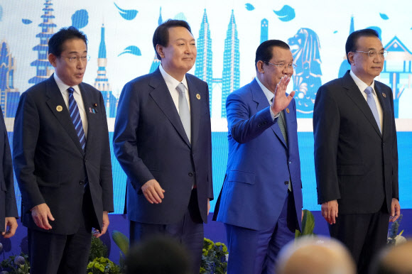 From left to right; Japan‘s Prime Minister Fumio Kishida, South Korea’s President Yoon Suk Yeol, Cambodia Prime Minister Hun Sen and China‘s Premier Li Keqiang attend a group photo of the ASEAN Plus Three Summits (Association of Southeast Asian Nations)in Phnom Penh, Cambodia, Saturday, Nov. 12, 2022. AP 연합뉴스