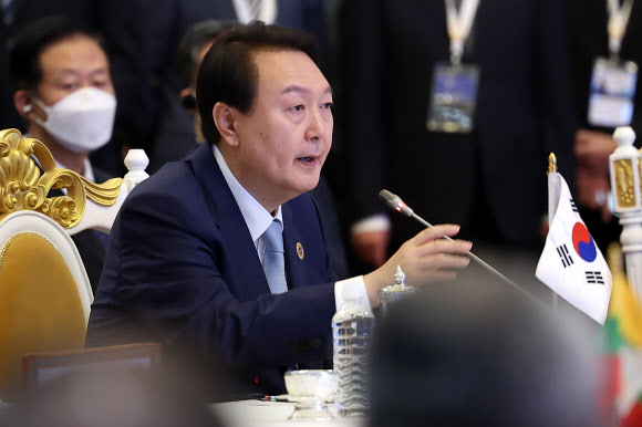 아세안+3 정상회의 모두발언 하는 윤석열 대통령