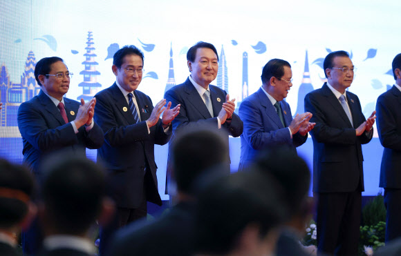 아세안+3 정상회의 기념촬영하는 윤 대통령