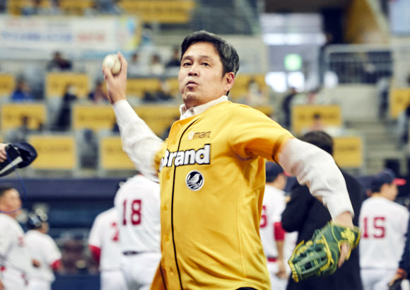 정용진 신세계그룹 부회장이 12일 서울 고척스카이돔에서 열린 노브랜드배 고교동창 야구대회 결승전에서 시구를 하고 있다. 2022.11.12. 신세계그룹 제공