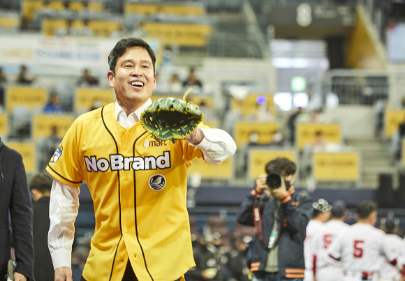 시구 연습 중 활짝 웃는 정용진 부회장