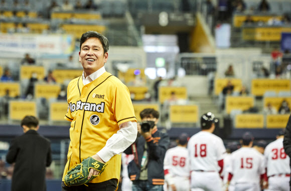 시구 연습 중 활짝 웃는 정용진 부회장