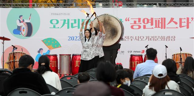 화끈하게 분위기 올리는 타악퍼포먼스