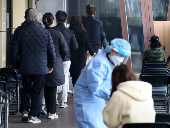 10일 오전 서울 송파구 보건소 선별진료소에서 시민들이 코로나19 검사를 받기 위해 줄서 기다리고 있다. 2022.11.10 뉴시스