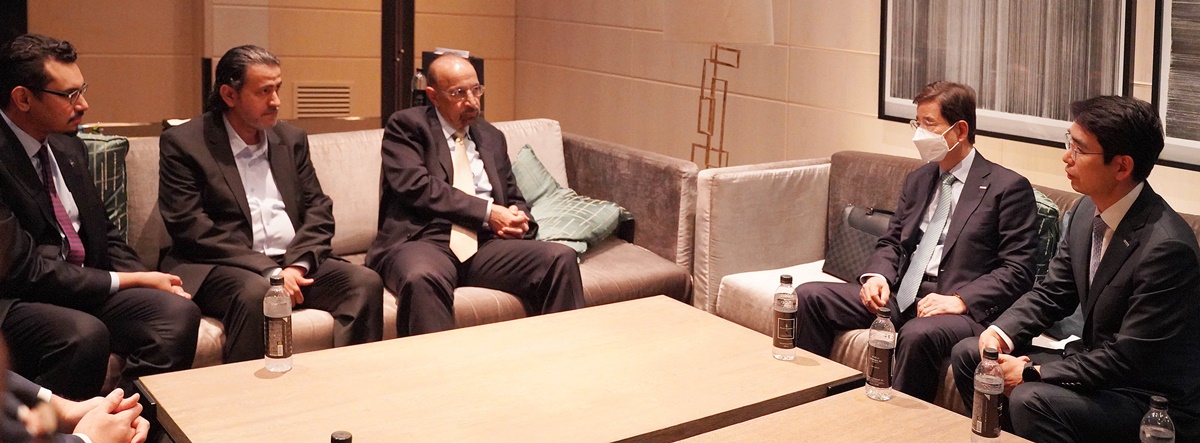 사우디아라비아 투자부 칼리드 알팔레(왼쪽 세번째) 장관과 대한전선 나형균(오른쪽) 사장이 최근 사우디 투자 및 사업확대 방안에 대해 논의하고 있다. 오른쪽 두번째는 대한전선이 계열사로 포함된 호반그룹 김선규 회장. 대한전선 제공