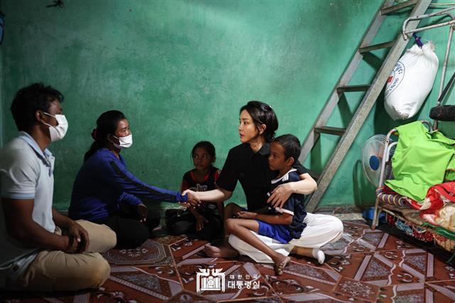 심장병 아동 품에 안은 김건희 여사