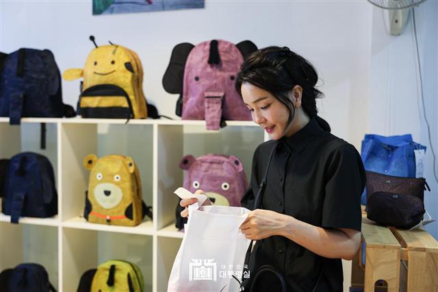 친환경 상품 살펴보는 김건희 여사